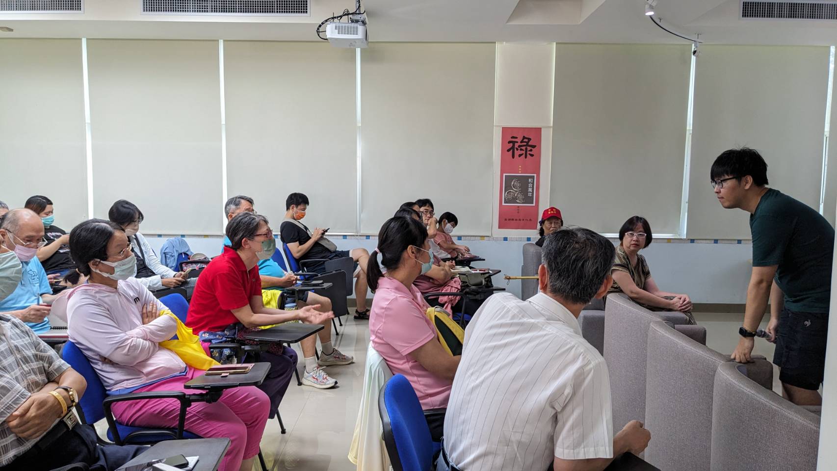 民眾認真提問AI相關應用