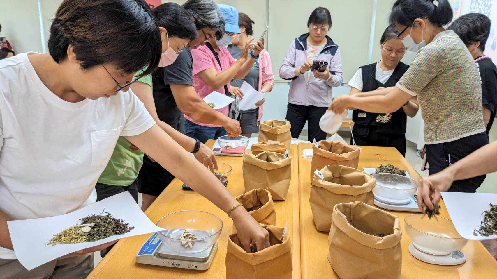 防蚊香包製作中